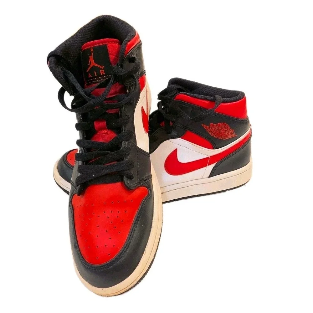 Jordan 1 Mid| Nike | Bred Toe | Size 8.5 | Pre-loved-great Condition
